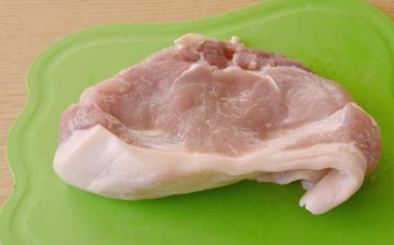 1. Этап. Лангет из свинины: 1. Мясо вымойте и обсушите бумажным полотенцем.