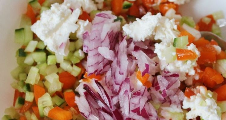 1. Этап. Интересный салат на день рождения: Переложите все ингредиенты в миску, заправьте лимонно-мятным соусом. Добавьте мелко нарубленный красный сладкий лук, тщательно все перемешайте и поставьте салат в холодильник. Подавайте, украсив свежим орегано.