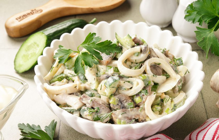 1. Этап. Салат с кальмаром, огурцом и грибами: Салат с кальмаром, огурцом и грибами готов. Подавайте сразу же. Приятного аппетита!