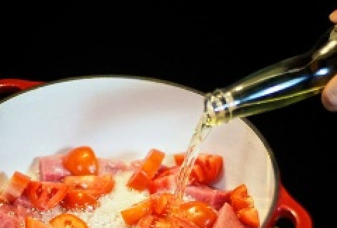 1. Этап. Мясо, тушенное в духовке: Мясо заливаем пивом так, чтобы оно было покрыто полностью. Накрываем кастрюлю крышкой, отправляем в разогретую до 180 градусов духовку на 1 час 30 минут.