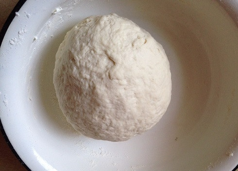 1. Этап. Чуду: И замешиваем тесто, оно должно быть мягким, но не липнуть к рукам. Оставим тесто минут на 5-10, затем еще раз вымесим.