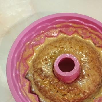 1. Этап. Кекс на вареной сгущенке: Оставить пирог пропитываться на 1ч.