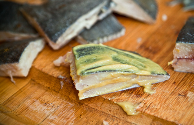 1. Этап. Камбала под маринадом: Обмазываем каждый кусочек горчицей.