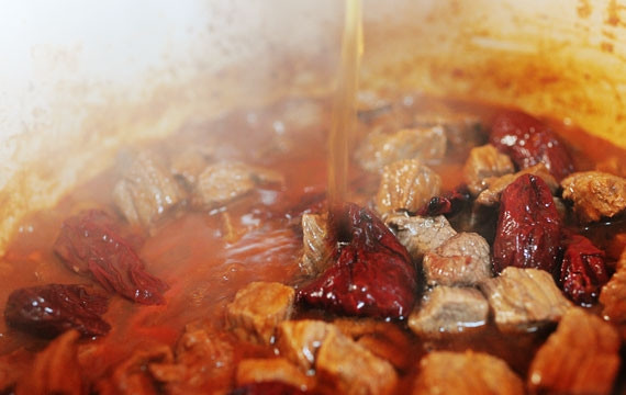 1. Этап. Говяжья мякоть: 2. Обжарьте до румяной корочки, после выложите томатный соус и влейте бульон (можно заменить водой, конечно).