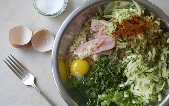 1. Этап. Индейка с кабачками: 1. Филе перекрутим в мясорубке, добавим тертый кабачок, измельченный лук и все-все специи. Перемешаем, добавим яйцо и опять перемешаем до однородности.