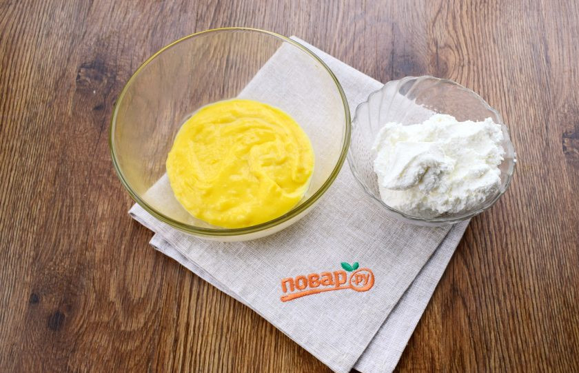 1. Этап. Лимонно-кокосовые квадратики: Тем временем творог перетрите через сито или пробейте с помощью блендера до пастообразной массы без комочков. Соедините с лимонным курдом и перемешайте до однородности.