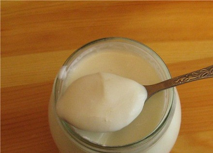 1. Этап. Кисломолочный продукт Наринэ: 3. На 12 часов банку помещаем в теплое место (лучше всего укутать в одеяло и положить на батарею). Затем поместим еще на два часа в холодильник. Закваска готова!