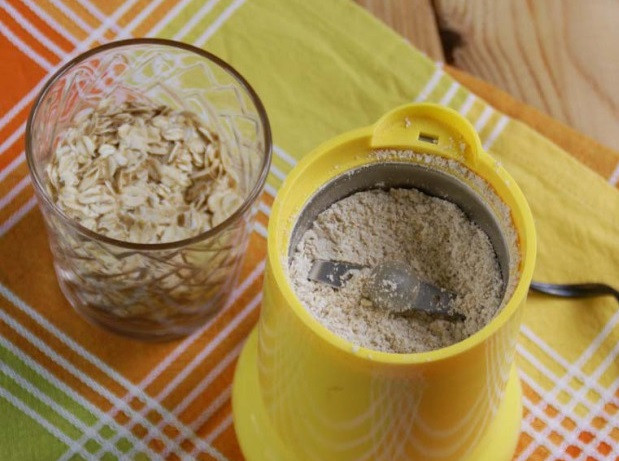 1. Этап. Жур: Приготовим овсяную цежу. Овсяные хлопки нужно размолоть в кофемолке или истолочь в ступе.