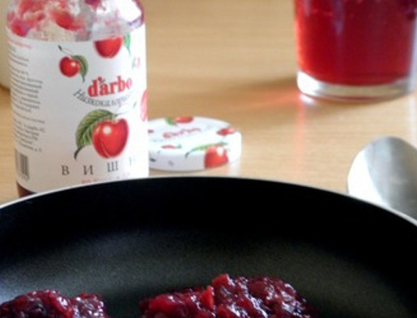 1. Этап. Мусс из вишни: Пока корзинки выпекаются, смешайте джем, сок и манку и проварите после закипания 5 минут. Затем охладите до комнатной температуры.