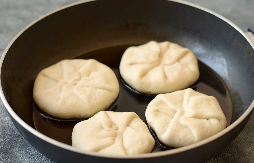 1. Этап. Беляши с грибами: Обжарьте беляши в большом количестве масла на среднем огне. Примерно по 2-3 минуты с каждой стороны.