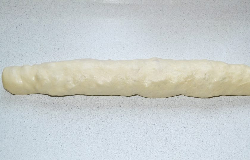 1. Этап. Булочки с колбасой и сыром в духовке: Сверните плотным рулетом.