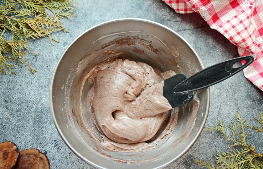 1. Этап. Шоколадный бисквит на белках: Смешайте муку с какао порошком и дважды просейте через сито. Это поможет избавиться от мусора, если такой был и обогатить муку воздухом. Введите шоколадную муку во взбитые белки и аккуратно сверху вниз перемешайте.