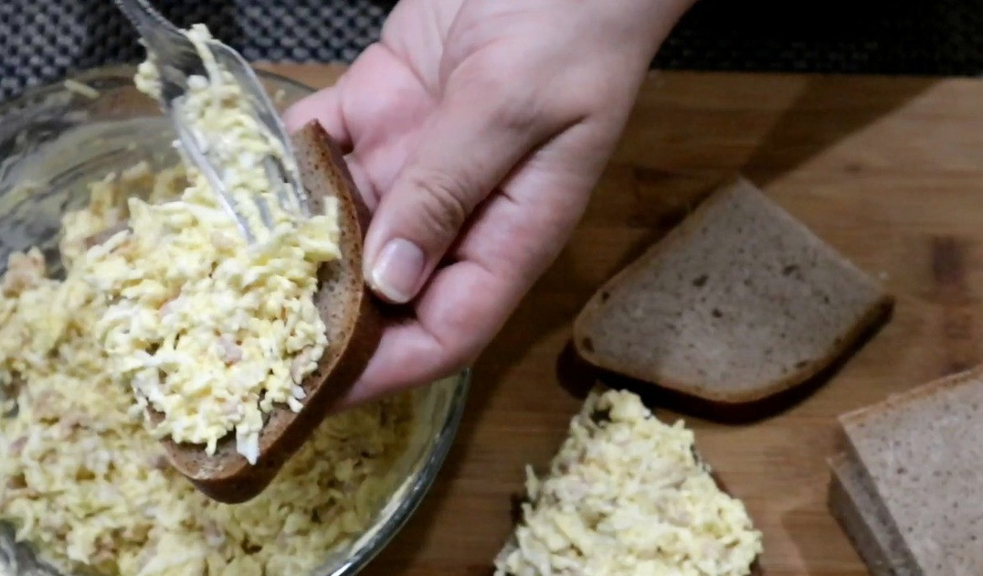 1. Stage. Cod liver spread on bread: Slice black bread and spread with cod liver salad and melted cheese. Decorate with a sprig of dill, if desired. Bon appetit, everyone!