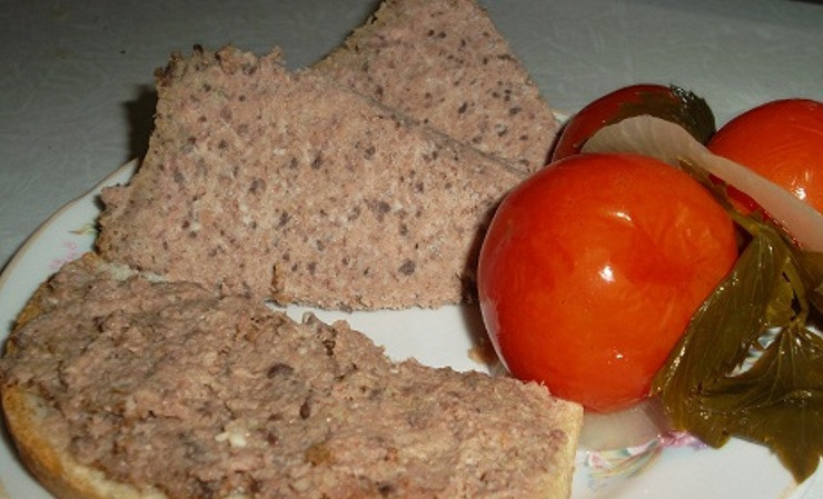 1. Этап. Паштет из свиной головы: 5. Подавайте паштет на бутербродах к обеденному или даже праздничному столу.