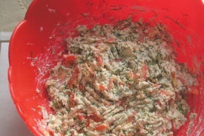 1. Этап. Лаваш с курицей: В глубокой емкости смешиваем куриное филе, укроп, перец и майонез (150 мл). Солим начинку по вкусу.