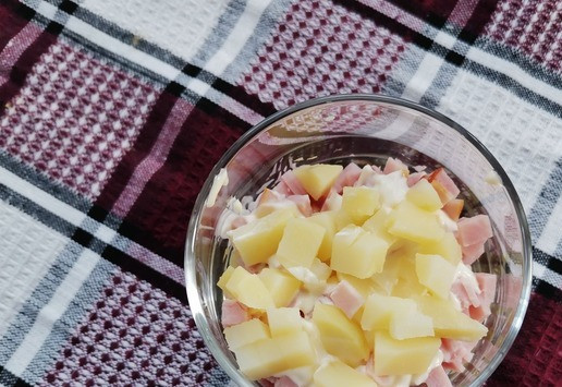 1. Этап. Салат Краски осени: Затем ещё один картофельный (реденький) слой. И опять майонез.