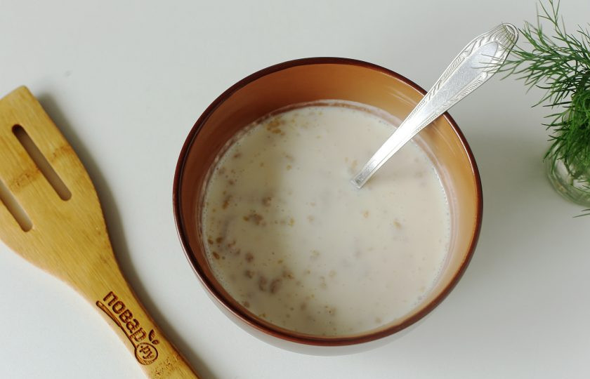 1. Этап. Чесночные пампушки на кефире: В теплый кефир добавьте сахар и дрожжи. Перемешайте и оставьте на 10-15 минут.