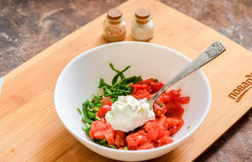 1. Этап. Брускетты с мидиями: Следом добавьте мягкий сыр.