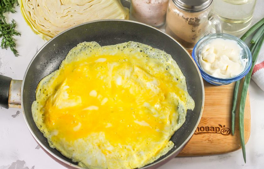 1. Этап. Салат с яичными блинчиками и капустой: Прогрейте сковороду на плите, влейте растительное масло. Влейте в масло половину взбитой яичной массы и обжарьте блинчик. Точно так же приготовьте второй блин. Остудите их.
