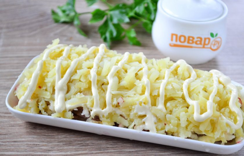 1. Этап. Салат Корель: 4. Третьим слоем выложите натертый на крупной терке картофель. Смажьте майонезом.