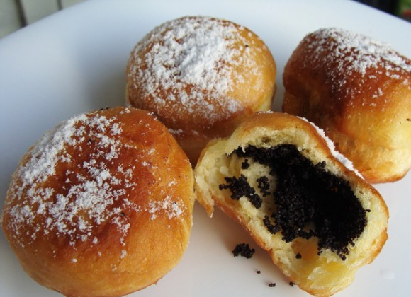 1. Этап. Пончики с маком: Посыпаем пончики сахарной пудрой. Вот такая красотища с насыщенной маковой начинкой у нас получилась! Приятного аппетита!