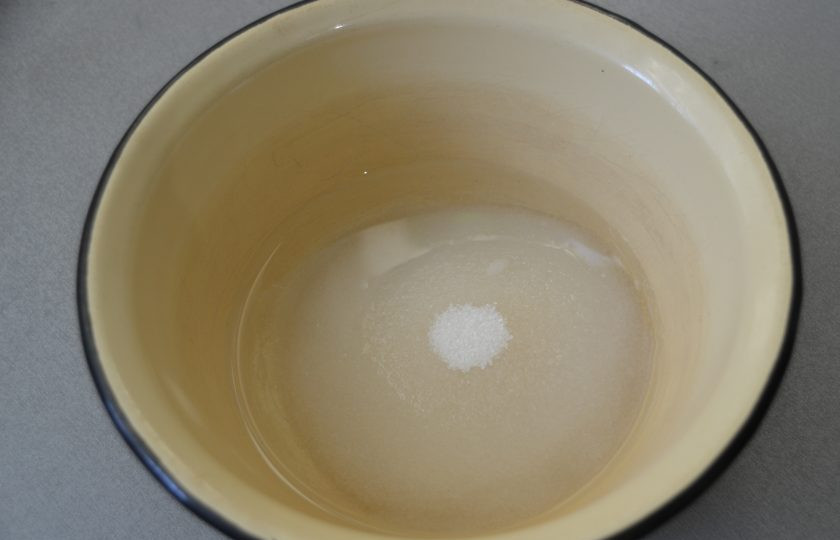 1. Этап. Хворост из жидкого теста: Пока выстаивается тесто, займитесь сиропом. Влейте в миску воду, всыпьте сахар, добавьте лимонный сок и варите после закипания 7 минут.