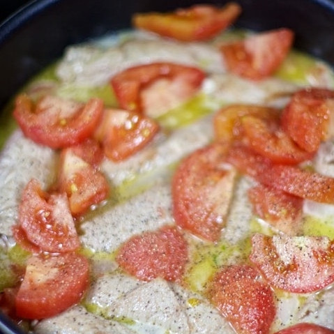 1. Этап. Рулетики из телятины: Приправьте солью и перцем по вкусу, сделайте огонь умеренным и тушите рулетики без крышки приблизительно 20-25 минут.