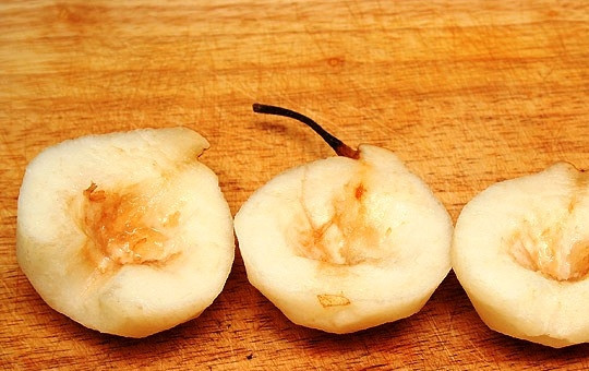 1. Этап. Десерт из груш с мороженым: Тем временем очищаем груши от кожуры, однако не удаляем плодоножку. Аккуратненько вырезаем сердцевину.