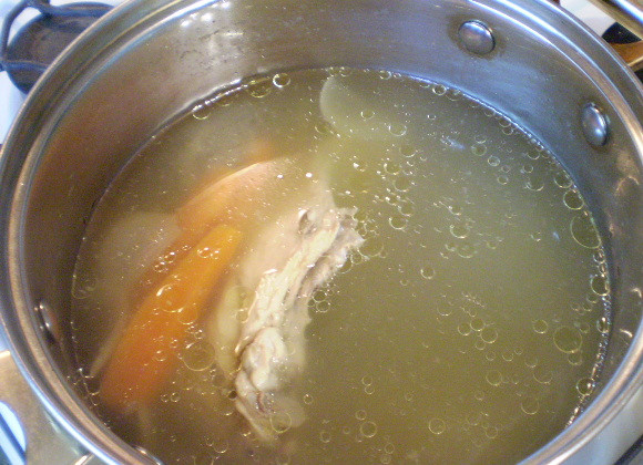 1. Этап. Бульон из куриных костей: Через час бульон станет желтоватым, ароматным и насыщенным по вкусу.