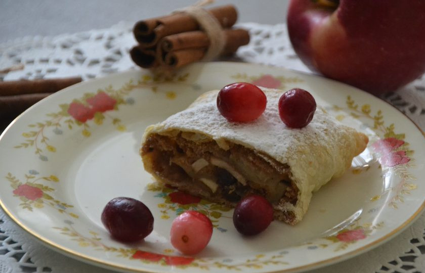 1. Этап. Ленивый яблочный штрудель: Штрудель получается необыкновенно вкусным и не хуже, чем в Венской кофейне.