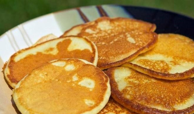 1. Этап. Оладьи рецепт классический на молоке: 5. Подаем в горячем виде к чаю, кофе, какао или компоту. Такие оладьи можно кушать горячими и даже холодными с любым наполнителем (сметаной, джемом и т.п). Приятного чаепития!