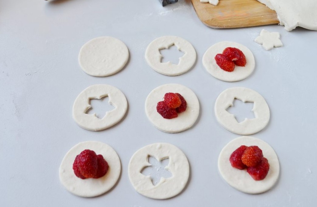 1. Stage. Strawberry Puffs: Strawberries in whole circles.