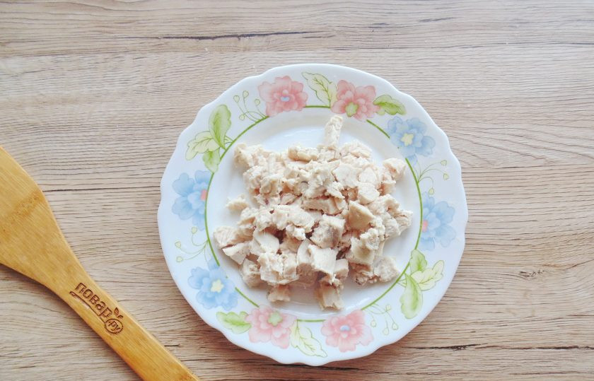 1. Этап. Салат с апельсинами, курицей и корейской морковью: Отварное филе куриной грудки нарежьте небольшими кубиками.