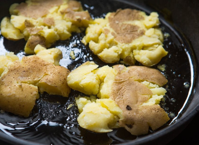 1. Этап. Салат с консервированным тунцом и яйцом: 4. Сковороду разогреваю с растительным маслом, обжариваю на ней размятый картофель с каждой стороны около 1-2 минуты. Отвариваю и остужаю яйца.