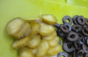 1. Этап. Пикантные канапе с тунцом: Огурчики и маслины нарезаем кружочками.