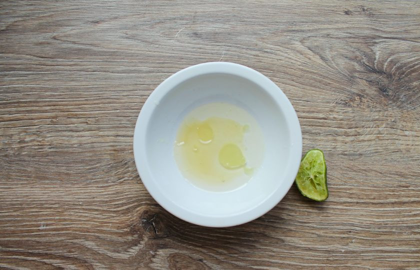 1. Этап. Салат Дор блю с виноградом: В миске смешайте растительное масло, мед, соль и лимонный сок до однородности.