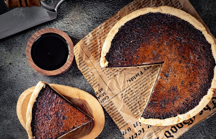 1. Этап. Пирог с патокой: Готовый пирог полностью охладите и только тогда нарезайте на порционные, очень аппетитные кусочки.