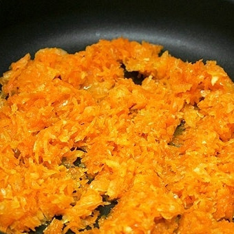 1. Этап. Постные вареники с картошкой: Измельченные овощи обжариваем в оливковом масле в течение 3-4 минут, постоянно помешивая.