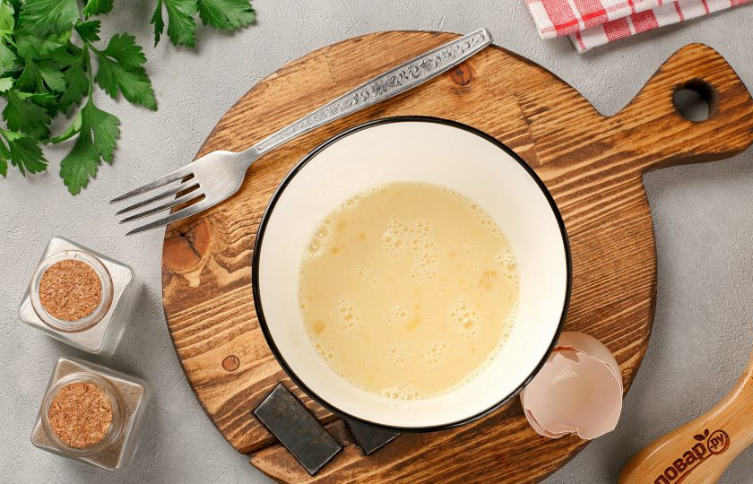 1. Этап. Яичные блинчики с крабовыми палочками и сыром: Взбейте яйцо с 1 ст.л. молока. Посолите и поперчите по вкусу. Яйца лучше взбивать отдельно, чтобы блинчики получились одинаковой толщины.