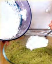 1. Этап. Суфле из брокколи и трёх видов сыра: Духовку нагреть до 200 °С. 5 белков взбить миксером до гладкой блестящей пены. Добавить 1 ст. л. белков в подготовленную массу из брокколи. Быстро размешать.