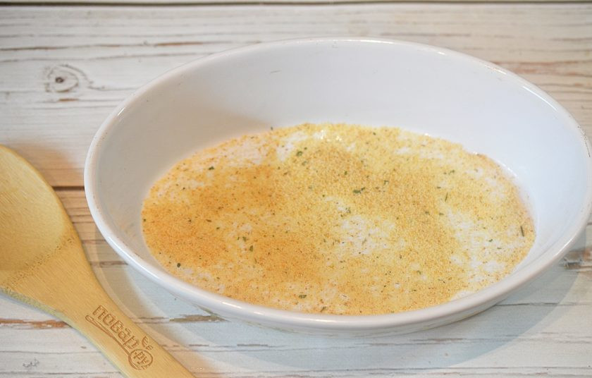 1. Этап. Лосось, запеченный с овощами: 3. Жаропрочную форму смажьте маслом и посыпьте панировочными сухарями. Форму советую брать побольше. Я не рассчитала с толщиной стейков, и пришлось все переложить и взять более глубокую форму.