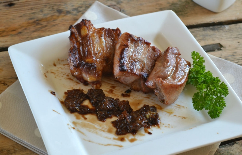 1. Этап. Мясо под сладким соусом: Запеченное мясо выложите на порционную тарелку, полейте сладким апельсиновым соусом и подавайте к столу. Приятного аппетита!