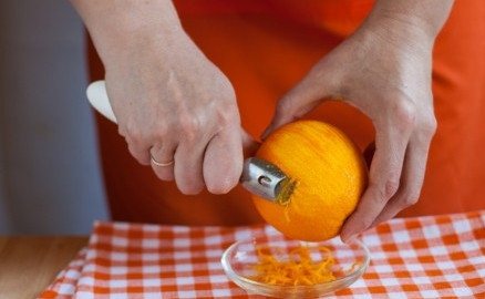 1. Этап. Постное суфле: Срежьте с апельсина немного цедры.