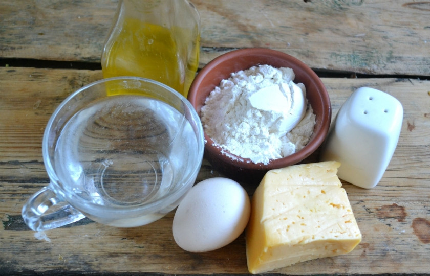 1. Этап. Чебуреки с сыром: Подготовьте все необходимые ингредиенты. Сразу оговорюсь, муки я указала очень приблизительное количество, ее может понадобиться меньше или больше, главное, чтобы тесто у вас получилось мягким, но не липнущим к рукам.