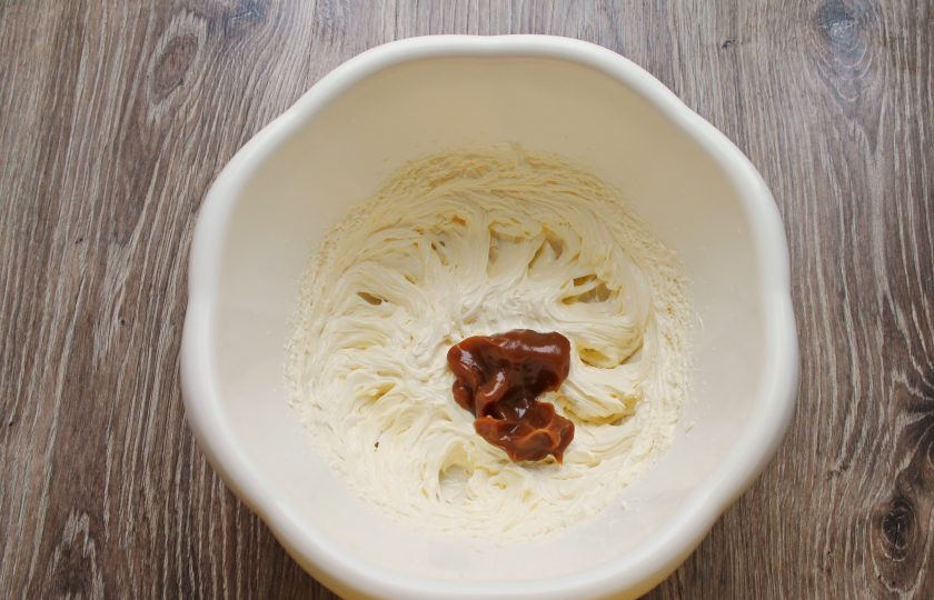 1. Этап. Польский медовик: Мягкое сливочное масло, обязательно комнатной температуры, взбейте в течение 5 минут в пышную массу. Добавляйте вареную сгущенку, комнатной температуры, каждый раз хорошо взбивая.