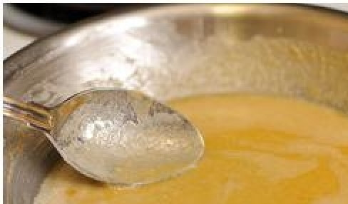 1. Этап. Жюльен в горшочках: Когда мука зазолотится, добавляем к ней сливочное масло и растапливаем его, перемешивая с мукой.