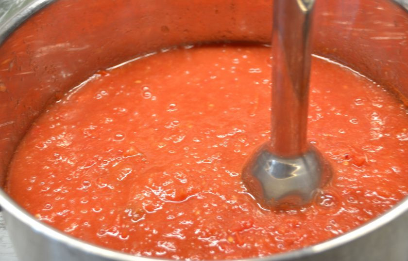 1. Этап. Итальянский салат с креветками: Пробейте помидорную массу блендером.