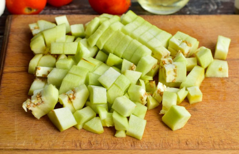 1. Этап. Овощное рагу без уксуса на зиму: Вымойте, очистите и нарежьте баклажаны кубиками.