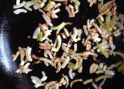 1. Этап. Курица в сливочном соусе с грибами: А на оставшемся от жарки курицы масле обжариваем до легкого золотистого цвета лук.