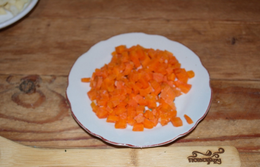 1. Этап. Салат из соленых огурцов и картошки: Так же нарежьте и отварную морковь.